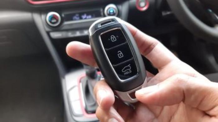 Jika baterai melemah, tombol yang berada di remote keyless tidak responsif. (Foto : Kompas Otomotif)