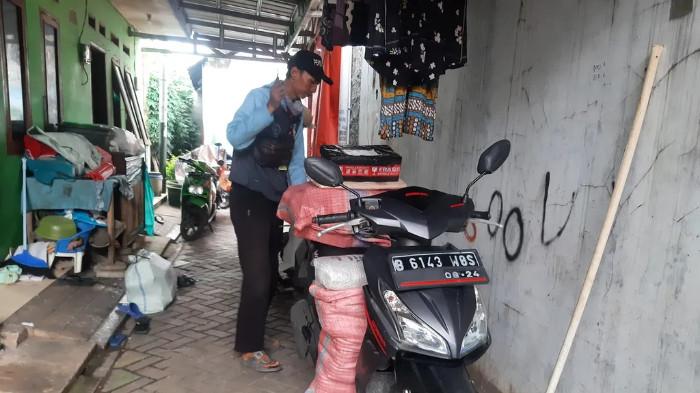 Kedatangan Kurir Paket yang Selalu Ditunggu-tunggu. (Foto : Kompas.id)