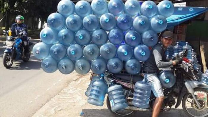 Kerja Keras Seorang Tukang Galon. (Foto : Kompas.com)