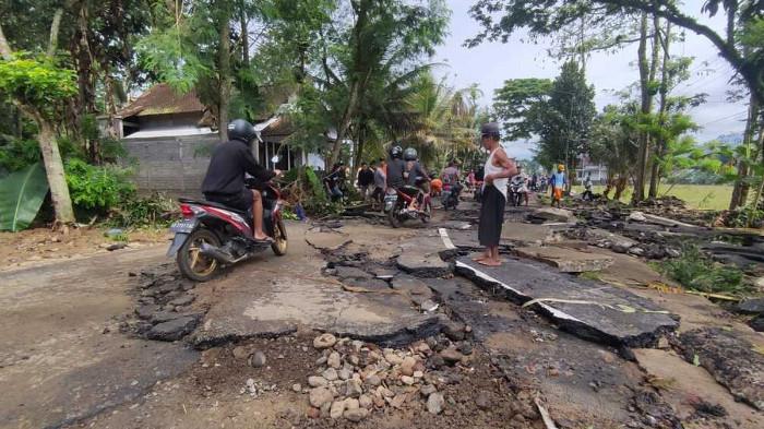 Kualitas Material Perbaikan Jalan juga memengaruhi Tingkat Daya Tahan dari Kerusakan. (Foto : Kompas.com)