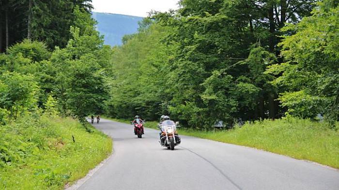 Kurangi Kecepatan Saat Melintas