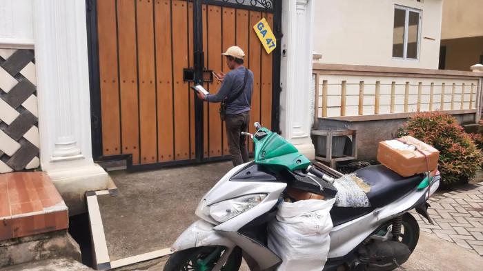 Kurir yang Sering Kali Menghadapi Tantangan Berat Ketika Mengantarkan Barang ke Konsumen. (Foto : Kompas.com)