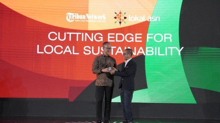 MATA LOKAL FEST 2025 - CEO Tribun Network, Dahlan Dahi memberikan trofi kolaborator kepada Menteri Perindustrian RI, Agus Gumiwang dalam ajang Mata Lokal Fest 2025 di Hotel Shangri-La Jakarta, Kamis (9/5/2025).