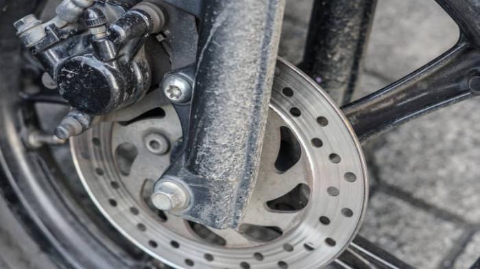 Membersihkan Debu dan Kotoran dari Permukaan Pengereman