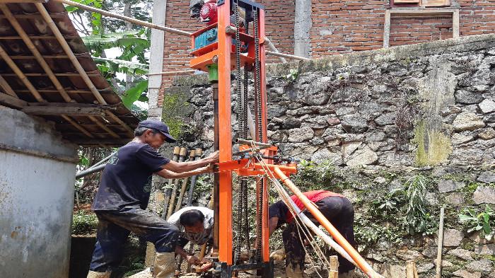 Menggunakan Peralatan Modern dan Teknologi Terkini