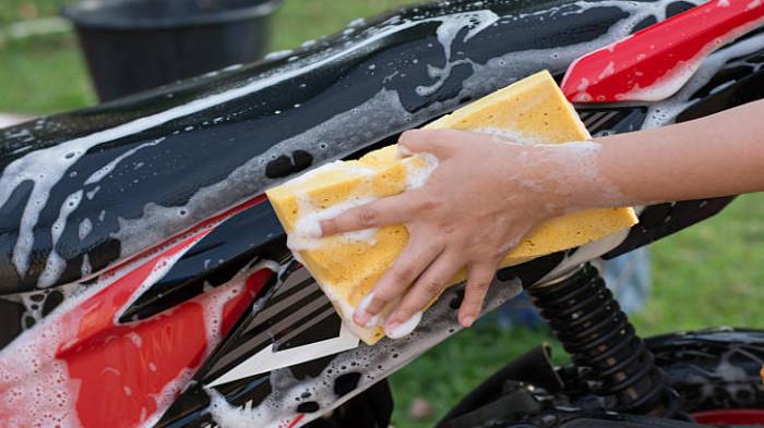 Menjaga Kebersihan Sepeda Motor Secara Rutin