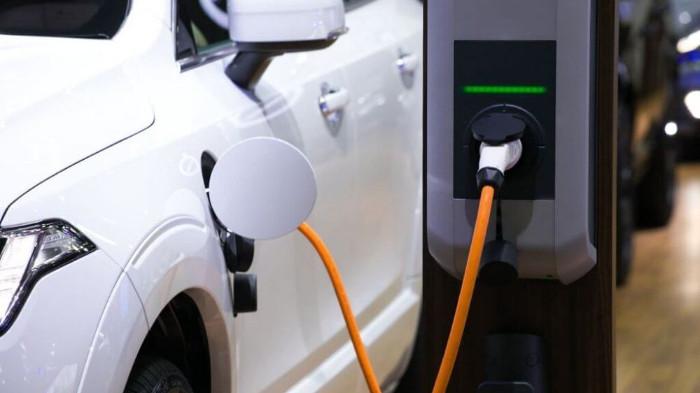 Mobil Listrik yang sedang Melakukan Pengisian Daya Batetai. (Foto : Acko)