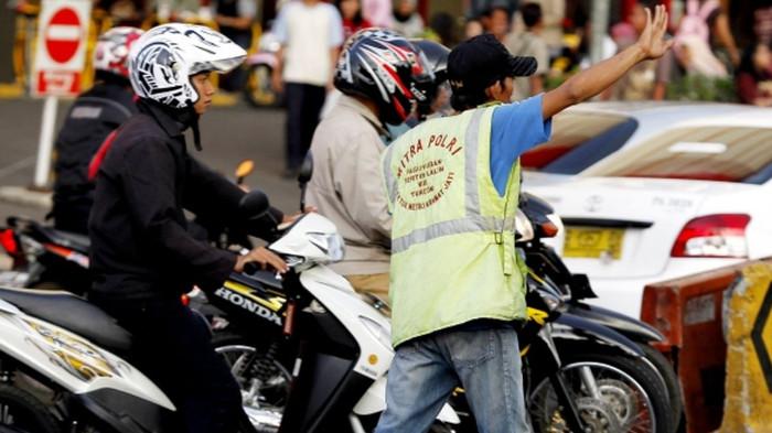 Pak Ogah sedang Mengatur Padatnya Jalanan. (Foto : Kompas.com)