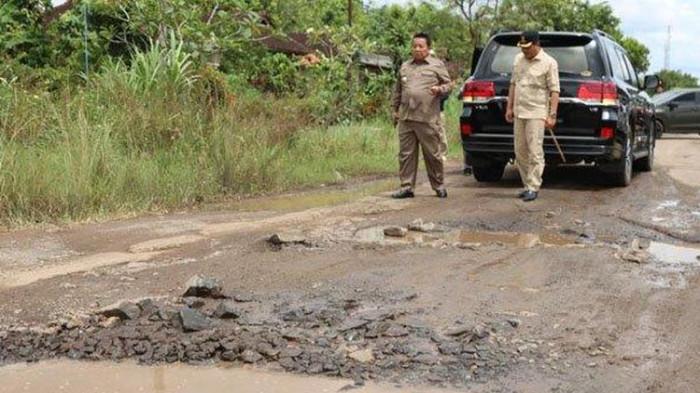 Pejabat Publik sedang Meninjau Jalanan Rusak di Daerahnya. (Foto : Kompas.com)