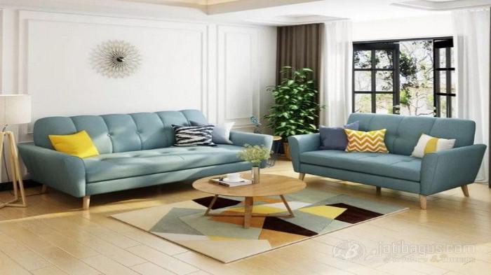 Percantik Sofa dengan Bantal dan Selimut Dekoratif