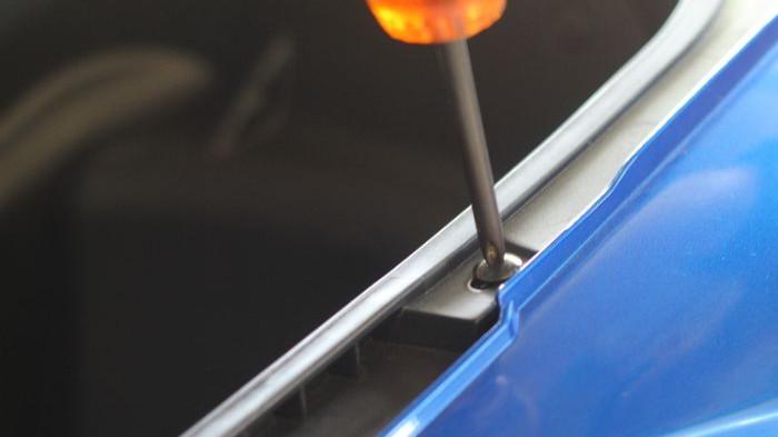 Periksa dan Kencangkan Baut serta Klip Pengunci Bodi