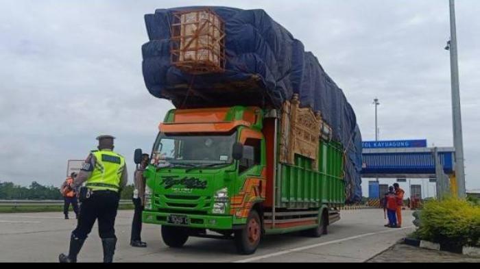 Petugas Keamanan sedang Memeriksa Supir beserta Kendaraannya. (Foto : Kompas.com)