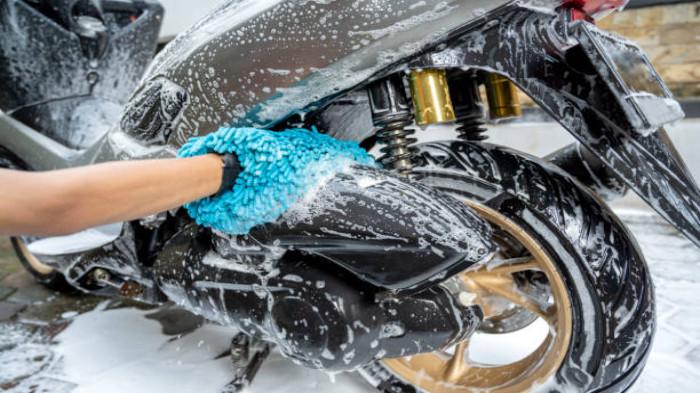 Rajin Mencuci Motor dengan Teknik yang Tepat