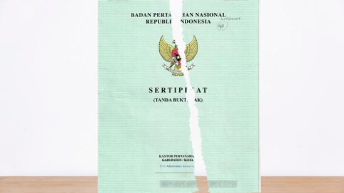 Sertifikat Tanah Bentuk Fisik yang Rusak karena Sobek. (Foto : Irma Devita)