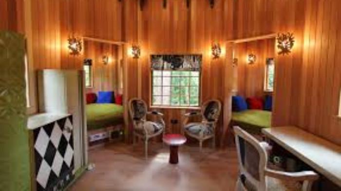 Suasana yang Nyaman dan Estetik di Dalam Rumah Pohon. (Foto : Blue Forest treehouse)