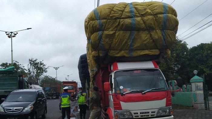 Truk dengan Kapasitas Muatan yang Berlebih dapat Meningkatkan Risiko Kecelakaan. (Foto : Tribunnews.com)
