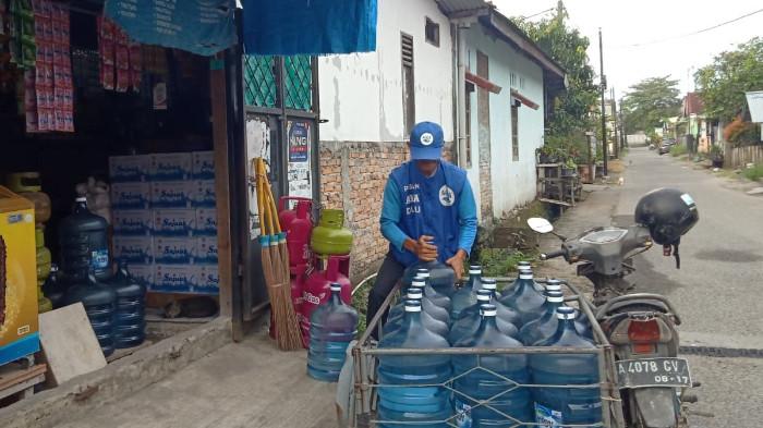 Tukang Galon Beserta Motor Kesayangannya. (Foto : Kompas.com)