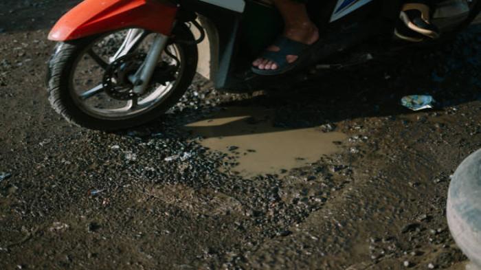 Waspadai Lubang dan Benda Tersembunyi di Bawah Genangan