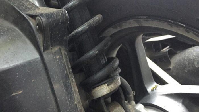 2. Terdapat Bekas Oli di Sekitar Shockbreaker 