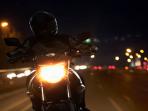 4 Cara Mengurangi Efek Silau Saat Mengendarai Motor di Malam Hari