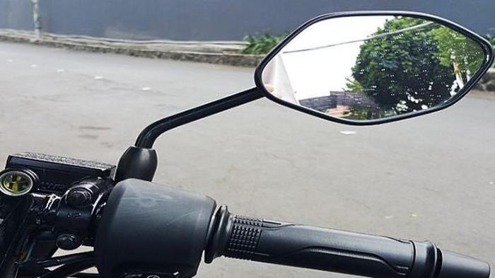 Atur Spion Saat Motor dalam Posisi Tegak dan Diam
