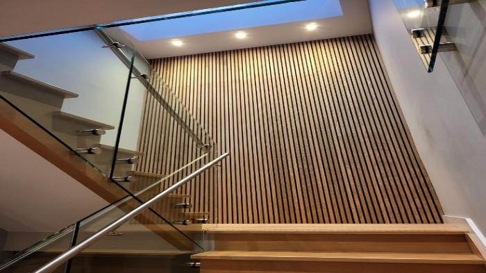 Desain Wall Panel di Area Tangga