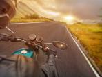 Hati-Hati! Ini 5 Bahaya di Jalan yang Sering Terjadi Saat Berkendara Motor