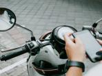Ini 4 Risiko Fatal Memakai Handphone saat Berkendara Sepeda Motor