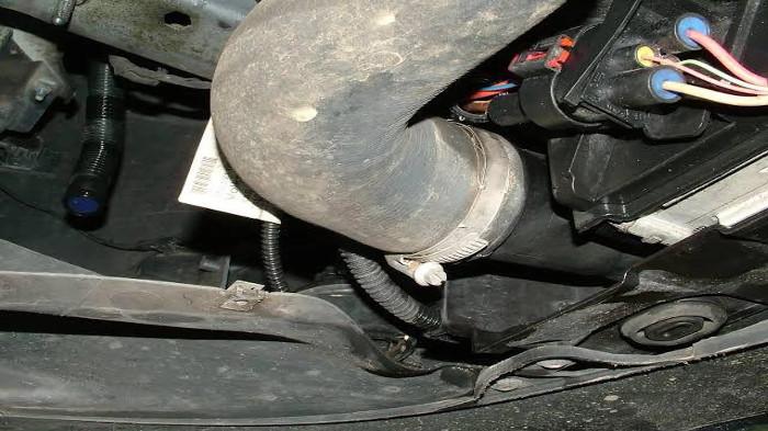 Kebocoran pada Selang atau Sambungan Radiator