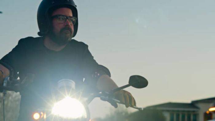 Memakai Kacamata Anti Reflektif untuk Berkendara Malam