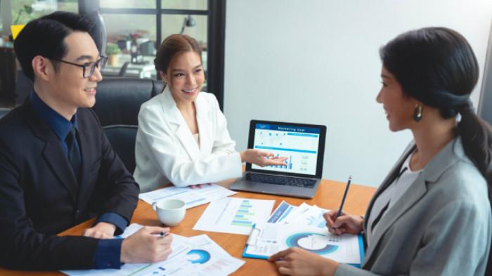 Memberikan Perspektif Profesional dan Objektif