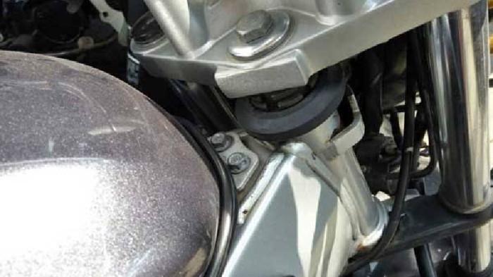 Menghubungkan Garpu Depan dengan Rangka Motor