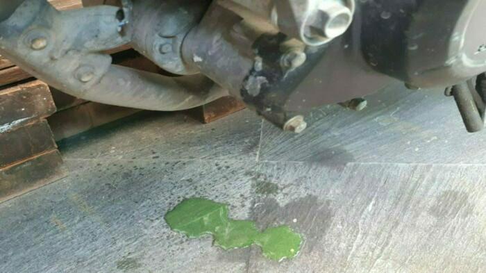 Perubahan Warna atau Kekentalan Cairan Radiator