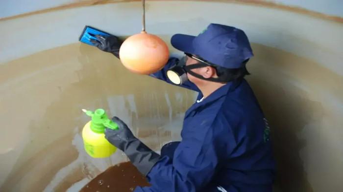 Rutin Menguras dan Membersihkan Tempat Penampungan Air