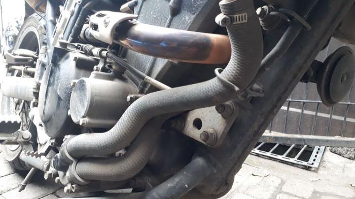 Terdapat Cairan yang Menetes dari Radiator atau Selang