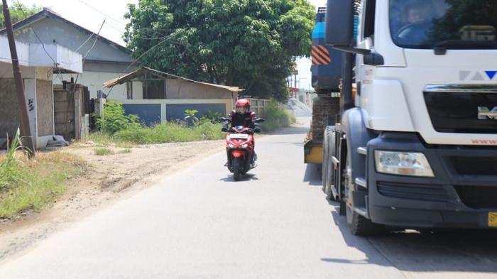 5 Teknik Aman Menyalip Kendaraan Besar yang Wajib Dikuasai Pengendara Motor