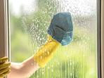 6 Langkah Bersihkan Jendela dengan Mudah, Cahaya Bisa Masuk ke Rumah Lebih Optimal