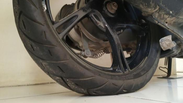 Ilustrasi ban motor yang kempis. (gridoto.com)