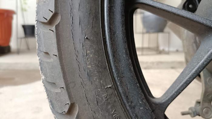 Ilustrasi ban motor yang retak. (kompas.com)