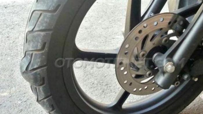 Ilustrasi benjolan pada ban motor. (otomotif.net)