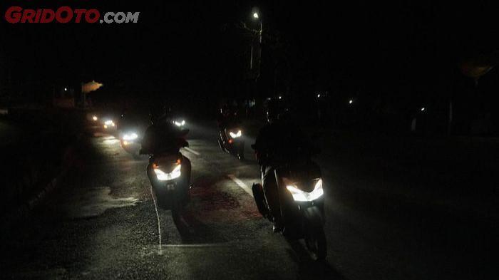 Ilustrasi berkendara dengan sepeda motor di malam hari. (gridoto.com)