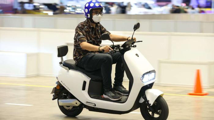 Ilustrasi berkendara menggunakan motor listrik. (kompas.com)