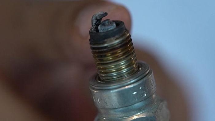 Ilustrasi elektroda pada busi yang meleleh akibat overheat. (gridoto.com)