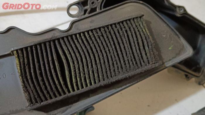 Ilustrasi filter udara motor matic yang kotor. (gridoto.com)