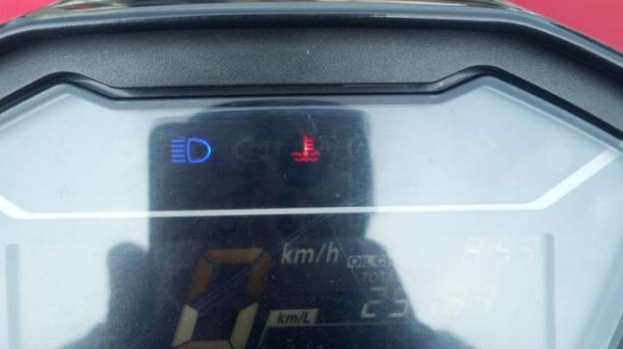 Ilustrasi indikator suhu pada speedometer menyala menandakan motor overheat. (gridoto.com)