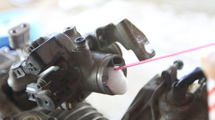 Ilustrasi injeksi motor yang sedang dibersihkan. (gridoto.com)