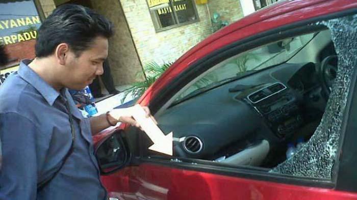 Ilustrasi kaca mobil yang pecah karena meninggalkan barang berharga di dalam mobil. (tribunnews.com)
