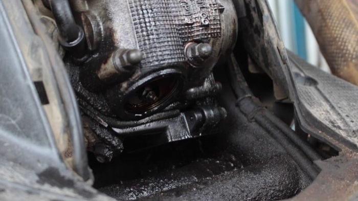 Ilustrasi kebocoran oli yang terjadi di area sekitar mesin motor. (gridoto.com)