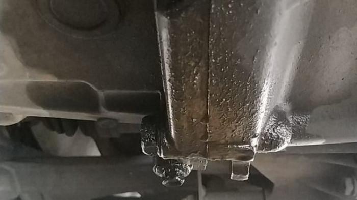 Ilustrasi kebocoran pada oli mesin motor. (gridoto.com)