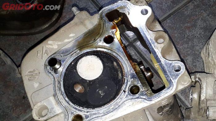 Ilustrasi kerak yang berada pada ruang bakar motor. (gridoto.com)